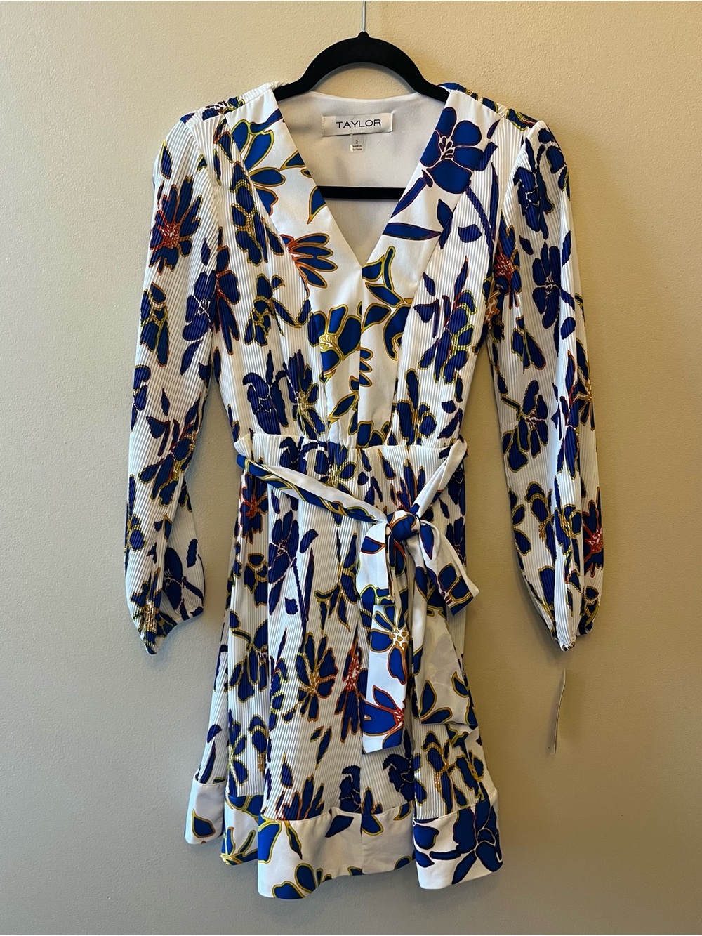 NWT Taylor Floral Pleated V-Neck Dress Women's Size 2 Long Sleeve Belted